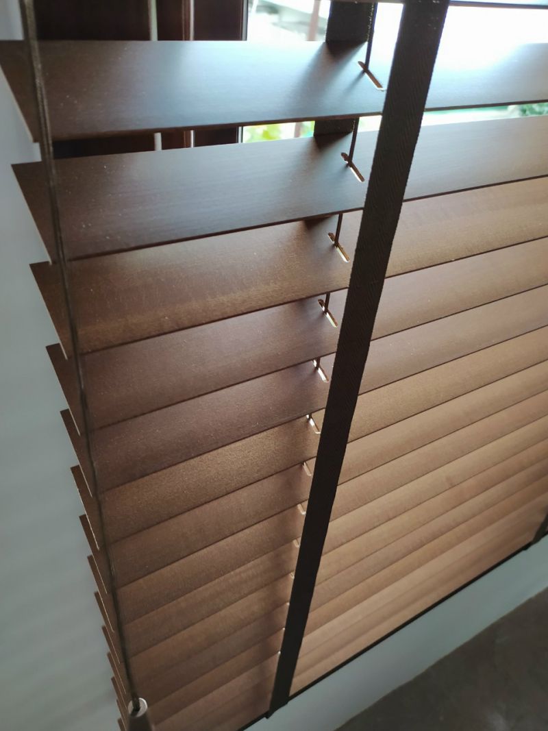 Các lá rèm sáo gỗ có thể lật xoay 180 độ
