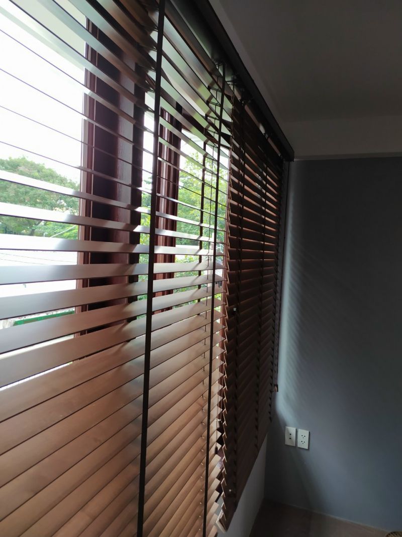 Màu sắc của rèm sáo gỗ phù hợp với gian phòng thờ.